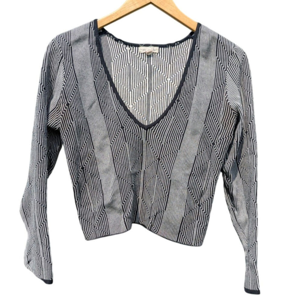 Silence + Noise long sleeve crop top v neck Preppy sweater opened wrist Women M
